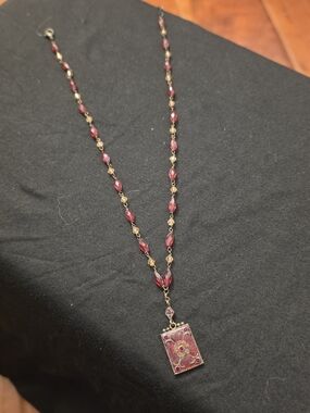 Vintage-Style Floral Pendant Necklace in Deep Red by